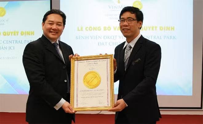 Đại diện Bệnh viện Đa khoa Quốc tế Vinmec Central Park nhận quyết định công nhận đạt chuẩn y tế toàn cầu JCI.