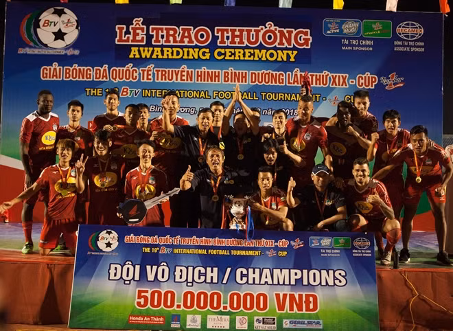 Các cầu thủ HA.GL với chiếc Cup vô địch Number 1.