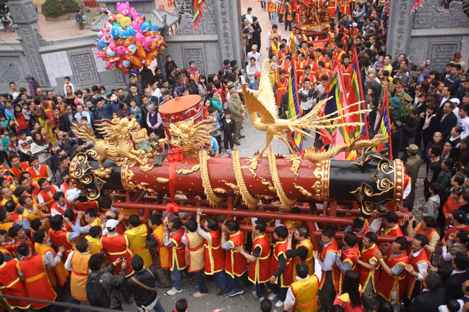 Lễ hội rước "ông Pháo" khổng lồ Ðồng Kỵ.