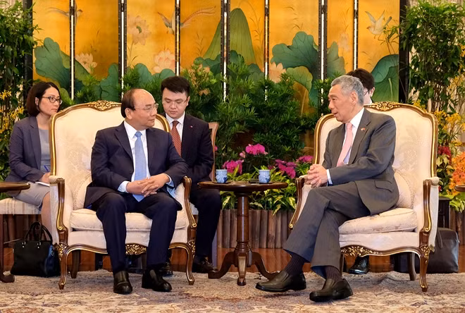 Thủ tướng Nguyễn Xuân Phúc hội đàm với Thủ tướng Singapore Lý Hiển Long. Ảnh: VGP/Quang Hiếu