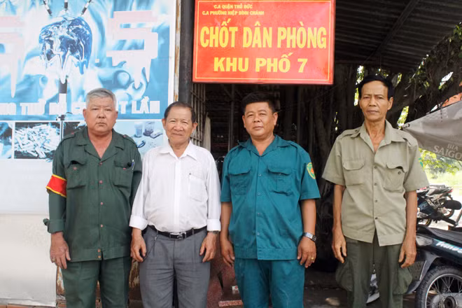 Anh Trần Hữu Tài (thứ 2 từ phải sang) cùng Bảo vệ dân phố và Dân phòng tự quản khu phố 7 trực giữ gìn trật tự xã hội trên địa bàn.