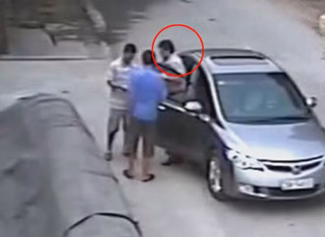 Một nhóm người nước ngoài dùng cách dàn cảnh đổi tiền để trộm cắp.