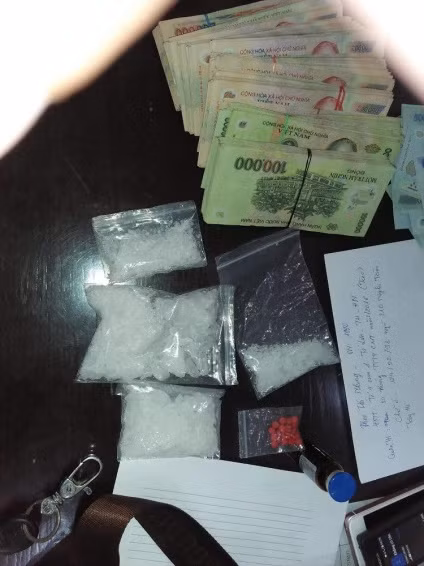 Phan Thị Nhung và tang vật. Phan Thị Nhung và tang vật.
