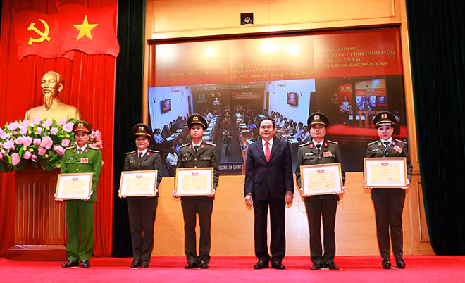 Đồng chí Trần Thanh Mẫn trao Bằng khen của Uỷ ban MTTQ Việt Nam cho các tập thể, cá nhân lực lượng CAND có thành tích xuất sắc