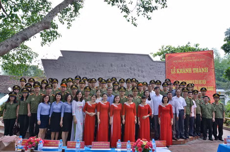 Đảng ủy, Ban Giám đốc, lãnh đạo chủ chốt Học viện ANND và các đại biểu dự lễ khánh thành Khu Di tích Học viện tại Sơn Dương, Tuyên Quang, tháng 4-2016.