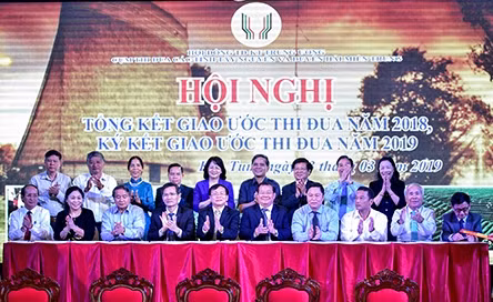 Lãnh đạo các tỉnh ký kết giao ước thi đua năm 2019.