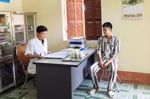  Bác sĩ trại giam Thanh Phong coi bệnh nhân như người thân