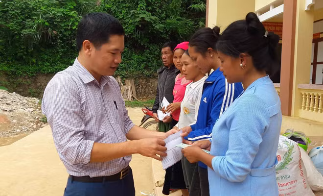 Trung tá Trần Minh Hải trao quà cho các hộ gia đình khó khăn. Trung tá Trần Minh Hải trao quà cho các hộ gia đình khó khăn.