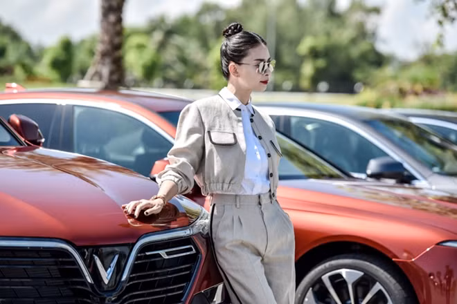 Ngô Thanh Vân khoe dáng bên dàn xe VinFast sang trọng và đẳng cấp.