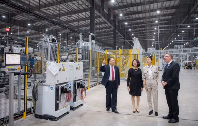 Đại sứ thương hiệu Ngô Thanh Vân đã có chuyến tham quan nhà máy VinFast để tìm hiểu quy trình sản xuất ra những chiếc ô tô thương hiệu Việt.