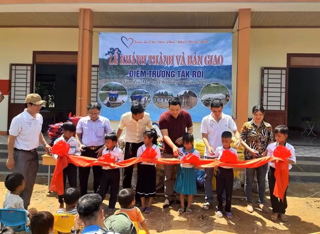 Các thành viên CLB “Bạn Thương nhau” khánh thành ngôi trường mới tại làng Tắk Rối.