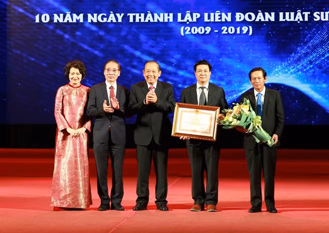 Phó Thủ tướng Trương Hòa Bình đã trao Bằng khen của Thủ tướng Chính phủ tặng LĐLS Việt Nam. Ảnh: VGP/Lê Sơn