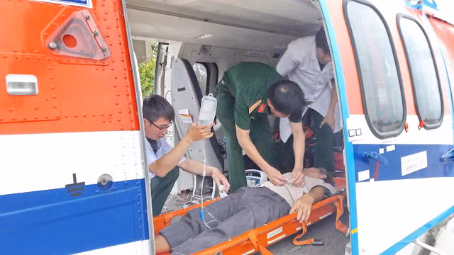 Ngư dân Huỳnh Văn Học được đưa lên trực thăng từ Trường Sa. (Ảnh: Cục cứu hộ, cứu nạn – Bộ tổng tham mưu QĐND Việt Nam) Ngư dân Huỳnh Văn Học được đưa lên trực thăng từ Trường Sa. (Ảnh: Cục cứu hộ, cứu nạn – Bộ tổng tham mưu QĐND Việt Nam)