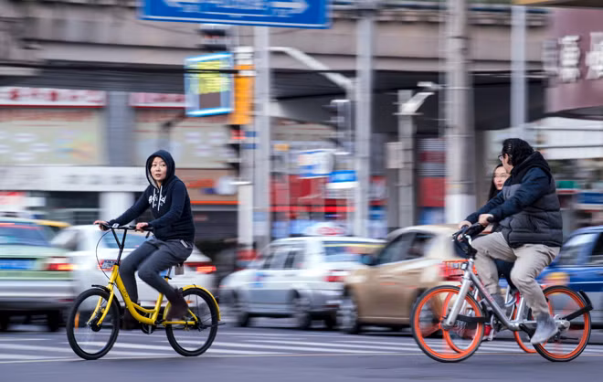 Người thuê xe đạp của Ofo và Mobike ở Thượng Hải.