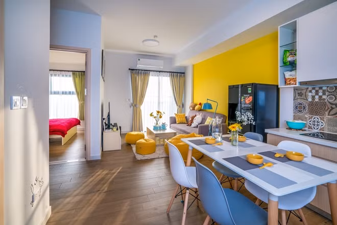 Rất nhiều người sẽ bất ngờ khi bước chân vào căn hộ 45m2 bởi không gian như trở nên rộng rãi hơn nhiều so với những căn nhà tập thể, chung cư kiểu cũ bởi cách bố trí nội thất và sử dụng màu chủ đạo thông minh.
