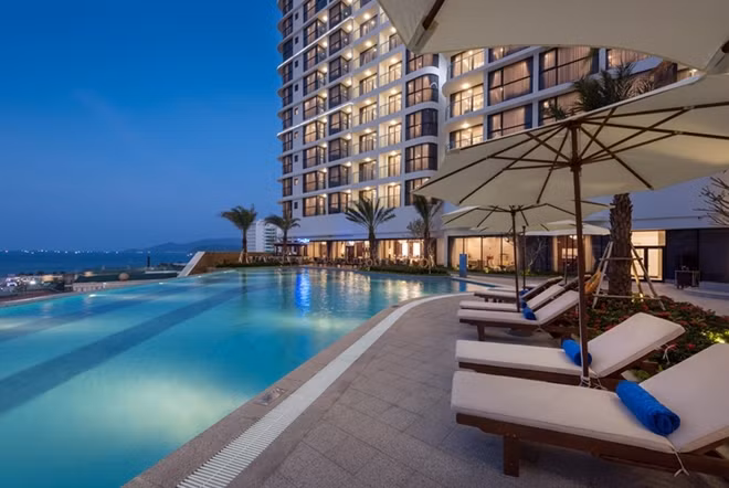 Tầm nhìn hướng biển và thành phố tạo nên sự lãng mạn cho khu bể bơi và Pool Bar