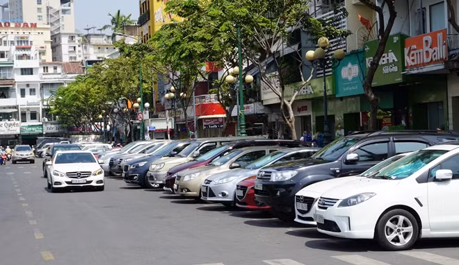 Một bãi đậu xe dưới lòng đường ở khu trung tâm.