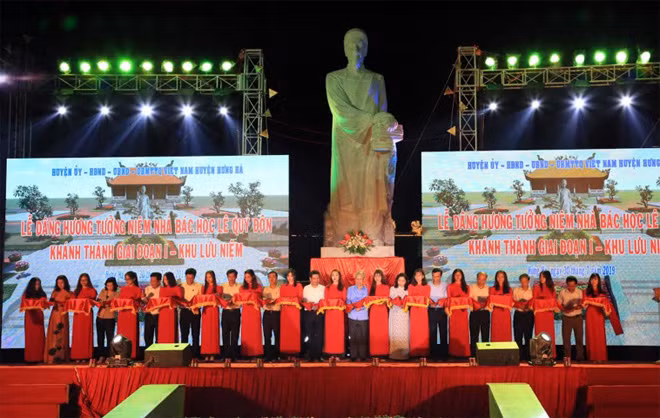 Thường trực Ban Bí thư Trần Quốc Vượng cùng các đại biểu cắt băng khánh thành Khu lưu niệm Nhà bác học Lê Quý Đôn.