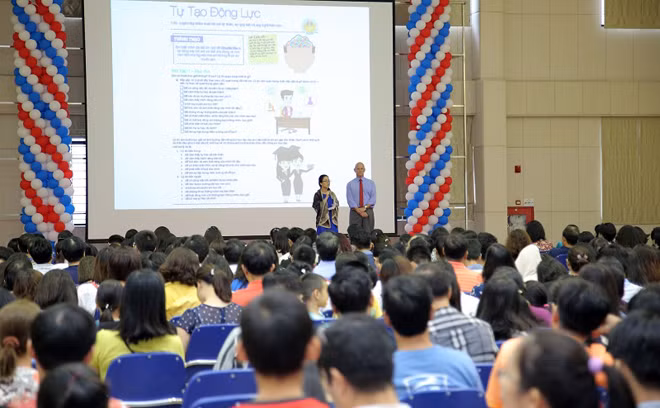 Vinschool đã tổ chức các buổi Hội thảo dành riêng cho Phụ huynh và có những chỉ dẫn để Phụ huynh có thể đồng hành cùng chương trình. Đông đảo phụ huynh đánh giá cao cách tiếp cận chủ động của Vinschool theo đúng xu hướng phát triển của giáo dục thế giới. Vinschool đã tổ chức các buổi Hội thảo dành riêng cho Phụ huynh và có những chỉ dẫn để Phụ huynh có thể đồng hành cùng chương trình. Đông đảo phụ huynh đánh giá cao cách tiếp cận chủ động của Vinschool theo đúng xu hướng phát triển của giáo dục thế giới.