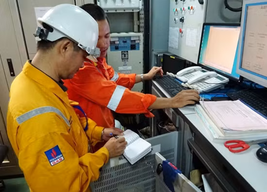 Làm việc trên giàn nén khí mỏ Rồng - Đồi Mồi.