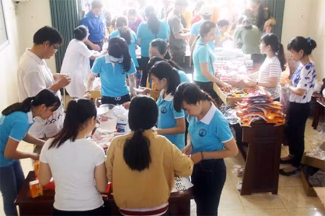 CBCS Phòng Pháp chế Công an TP Cần Thơ, phối hợp với Bệnh viện Nhi đồng Cần Thơ tổ chức tặng quà Tết trung thu cho trẻ em nghèo.