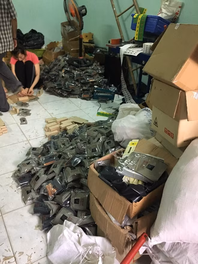 Tang vật là phụ tùng xe máy giả bị cơ quan chức năng thu giữ.