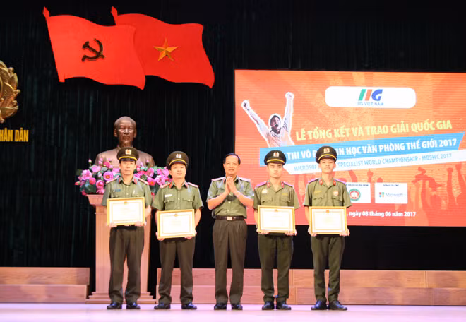 Thiếu tướng, PGS.TS Đỗ Ngọc Cẩn, Phó Tổng cục trưởng Tổng cục Chính trị CAND trao Bằng khen của Bộ công an cho 4 tập thể và cá nhân xuất sắc của Học viện ANND.