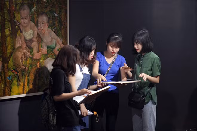 Các bạn trẻ đọc cuốn Tầng ba tại Tầng ba - Đông A Gallery.