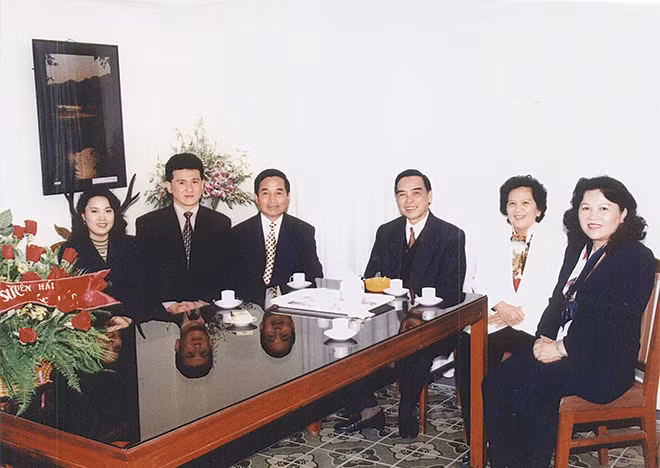Ông Nguyễn Gia Thảo, anh Chatchawat và chị Nguyễn Kim Thúy trong một lần đến thăm Thủ tướng Phan Văn Khải. Ông Nguyễn Gia Thảo, anh Chatchawat và chị Nguyễn Kim Thúy trong một lần đến thăm Thủ tướng Phan Văn Khải.