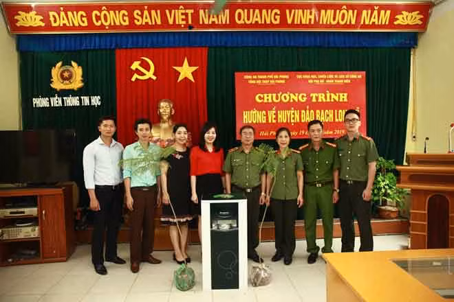 Đoàn công tác Cục Khoa học, Chiến lược và Lịch sử Công an trao quà tặng Công an huyện đảo Bạch Long Vĩ và Tổng đội Thanh niên xung phong Hải Phòng.