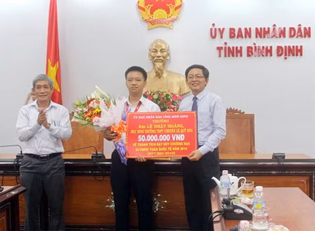 Chú tịch UBND tỉnh Bình Định trao tiền thưởng 50 triệu đồng cho em Lê Nhật Hoàng.