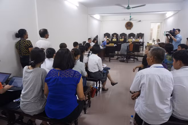 Ông bà của cháu N. (người đứng) trả lời câu hỏi của tòa.