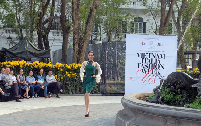 Bộ sưu tập mang tên “Thanh xuân trở lại” của nhà thiết kế Hảo Nguyễn. Bộ sưu tập mang tên “Thanh xuân trở lại” của nhà thiết kế Hảo Nguyễn.