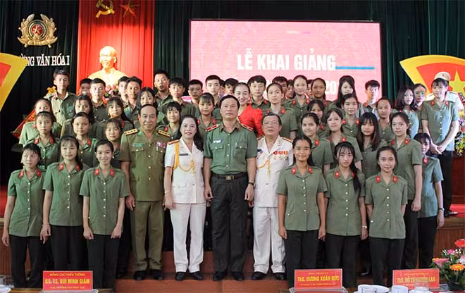 Thiếu tướng Bùi Minh Giám - Cục trưởng Cục Đào tạo cùng thầy trò nhà trường dự khai giảng.