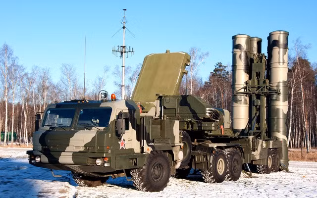 S-400 vẫn hoạt động khi thời thiết -45 độ C. S-400 vẫn hoạt động khi thời thiết -45 độ C.