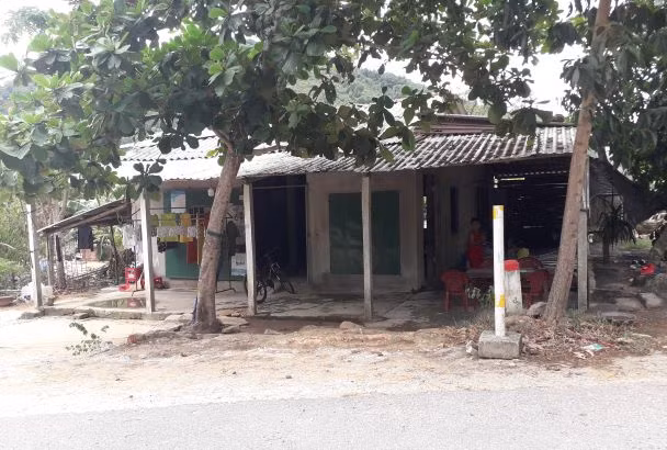 Vì sống trong vùng quy hoạch dự án “treo”, người dân ở thôn Phú Hải, xã Lộc Vĩnh không thể sửa chữa nhà cửa xuống cấp.