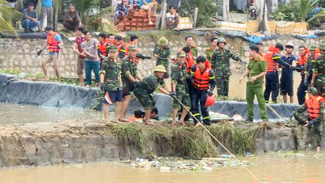 Rất đông lực lượng tham gia trục vớt tàu, bè cá.
