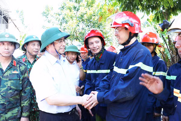 Ông Phạm Minh Chính - Uỷ viên Bộ Chính trị, Bí thư Trung ương Đảng, Trưởng Ban Tổ chức Trung ương thăm hỏi, động viên lực lượng tham gia chữa cháy.