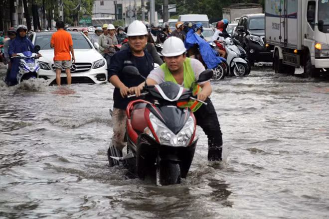 Hàng loạt phương tiện giao thông bị chết máy.