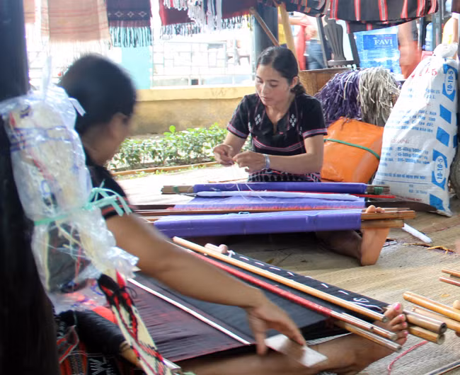 Cam kết không sinh con thứ 3, nhiều phụ nữ xã A Roàng chú tâm phát triển nghề dệt zèng truyền thống.