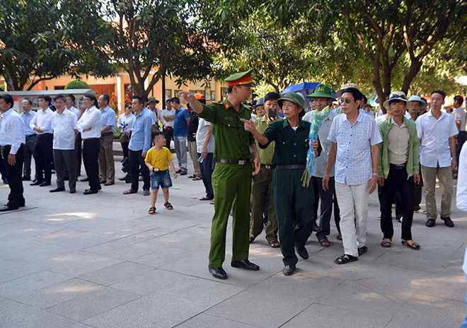 Cán bộ, chiến sỹ đội bảo vệ mục tiêu Khu di tích Kim Liên huy động tối đa lực lượng đảm bảo ANTT phục vụ nhân dân. Ảnh: Đức Vũ