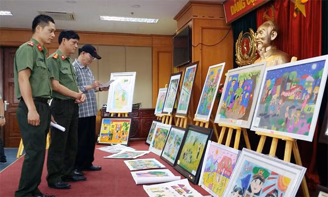 Những bức tranh thể hiện tình yêu sâu sắc của các em với mẹ.