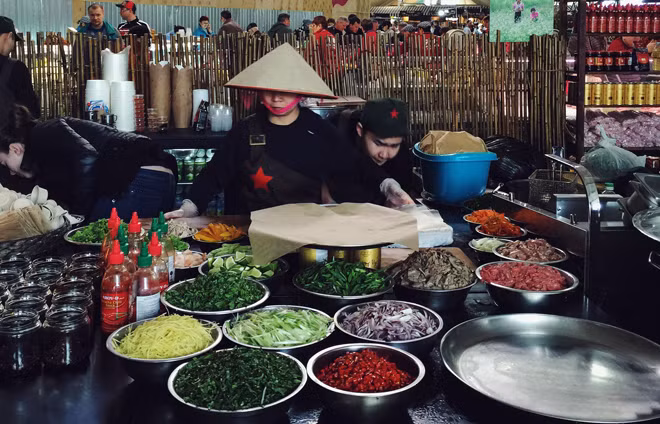 Một sạp bán hàng của người Việt ở chợ Danilovsky. Một sạp bán hàng của người Việt ở chợ Danilovsky.
