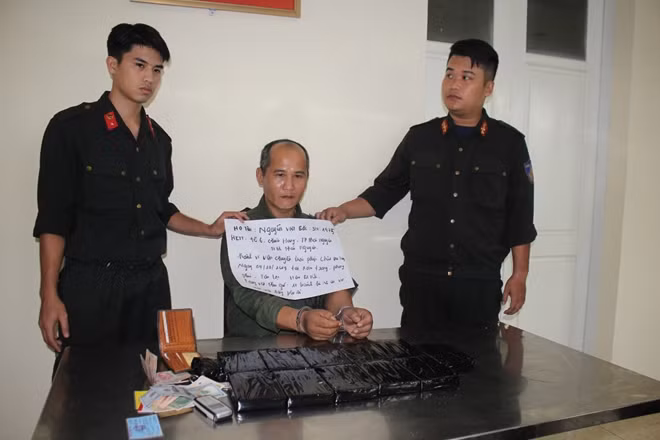 Tổ công tác 223 bắt đối tượng Nguyễn Việt Bắc, thu giữ 11 bánh heroin, 400 viên ma túy tổng hợp.