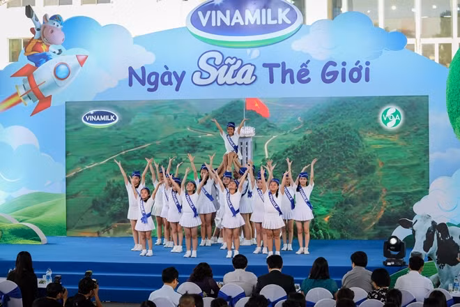 Tiết mục Vươn cao Việt Nam được thể hiện bởi các em thiếu nhi TP.HCM đã mở màn cho sự kiện.