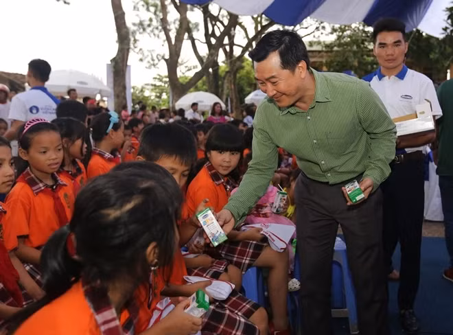 Năm 2019 Quỹ sữa Vươn cao Việt Nam dành tặng 1.560.000ly sữa tương đương 10tỷ đồng cho hơn 17.000 trẻ em của 24 tỉnh thành.