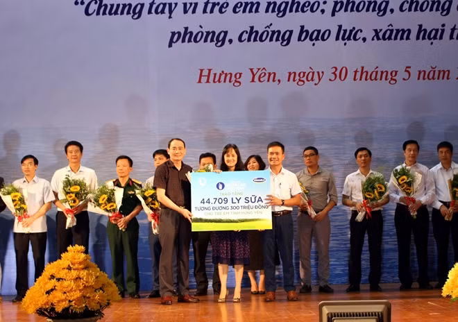 Quỹ Sữa Vươn Cao Việt Nam và Vinamilk đã trao tặng 44.709 ly sữa cho các em học sinh có hoàn cảnh khó khăn tại Hưng Yên