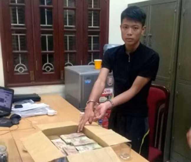 Một đối tượng giả danh Công an lừa bị hại chuyển tiền bị bắt. Một đối tượng giả danh Công an lừa bị hại chuyển tiền bị bắt.