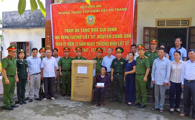 Đoàn đại biểu tặng quà và chụp ảnh lưu niệm cùng thân nhâ gia đình AHLS Nguyễn Cảnh Dần.
