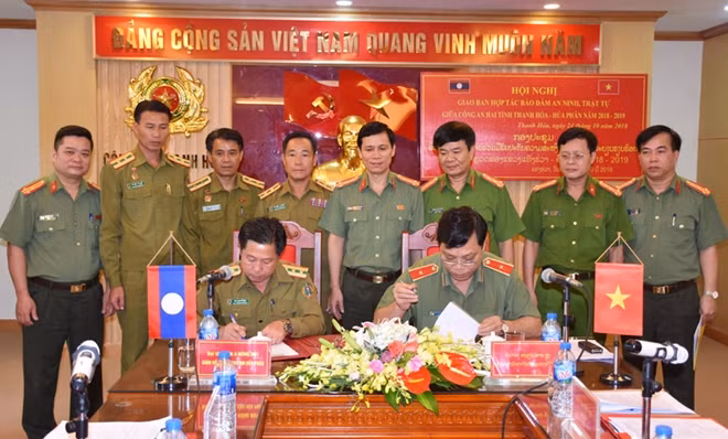 Thiếu tướng Nguyễn Hải Trung, Giám đốc Công an Thanh Hóa và Đại tá Én Ùn A Nông Nút, Giám đốc Công an tỉnh Hủa Phăn ký kết biên bản ghi nhớ hợp tác an ninh năm 2018-2019